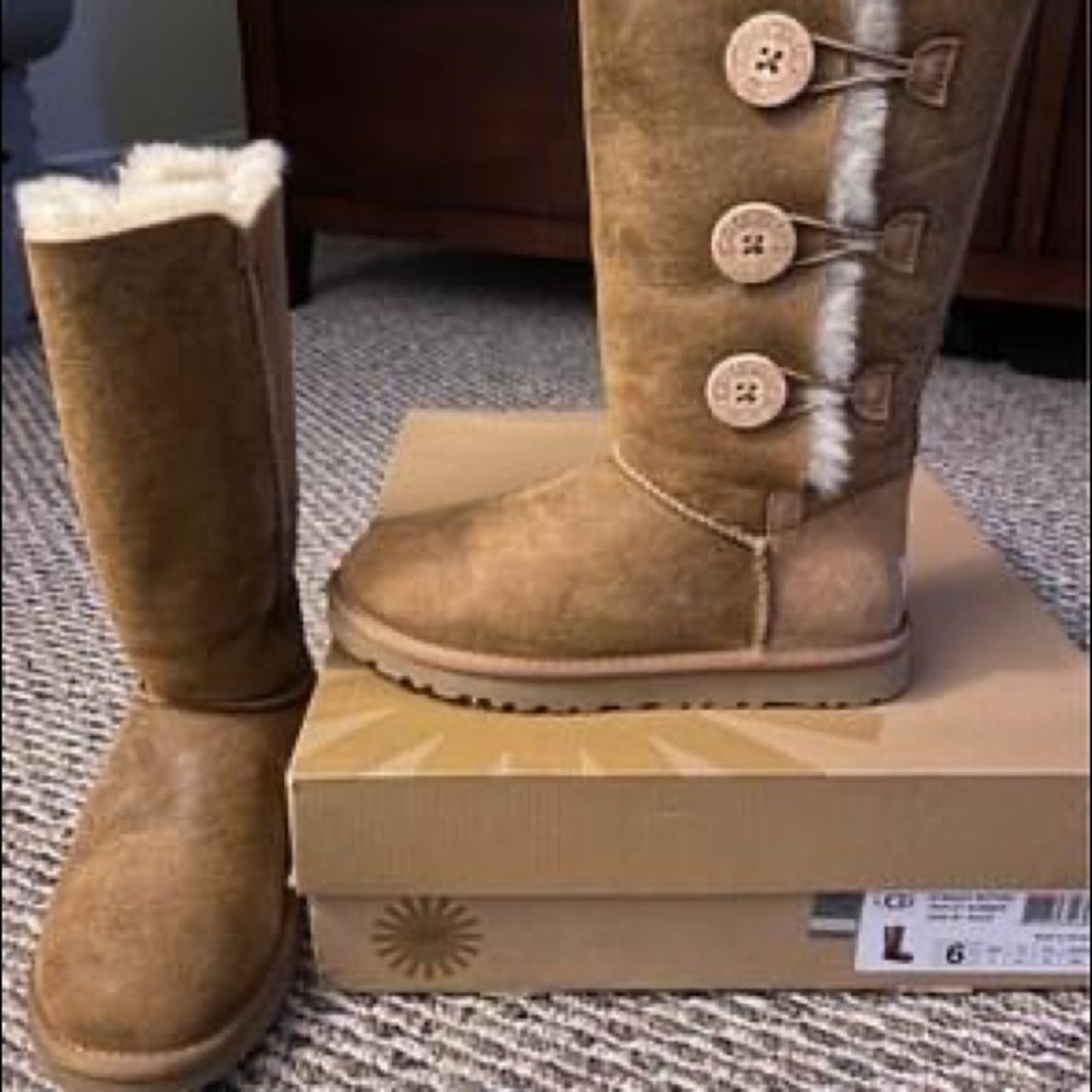 UGG Bailey Button Triplet size 6